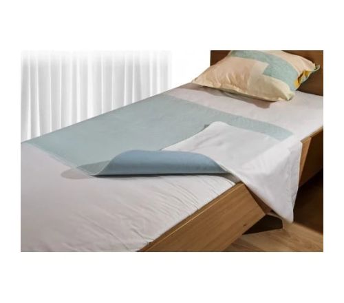 MultiMotion wasbare onderlegger met instopstroken (half omgevouwen op een matras)