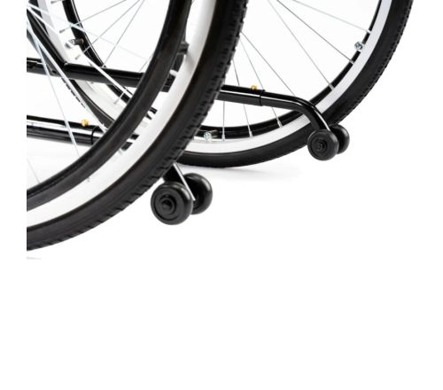MultiMotion anti-kiep wielen (M1, M1plus, M9) gemonteerd op een rolstoel
