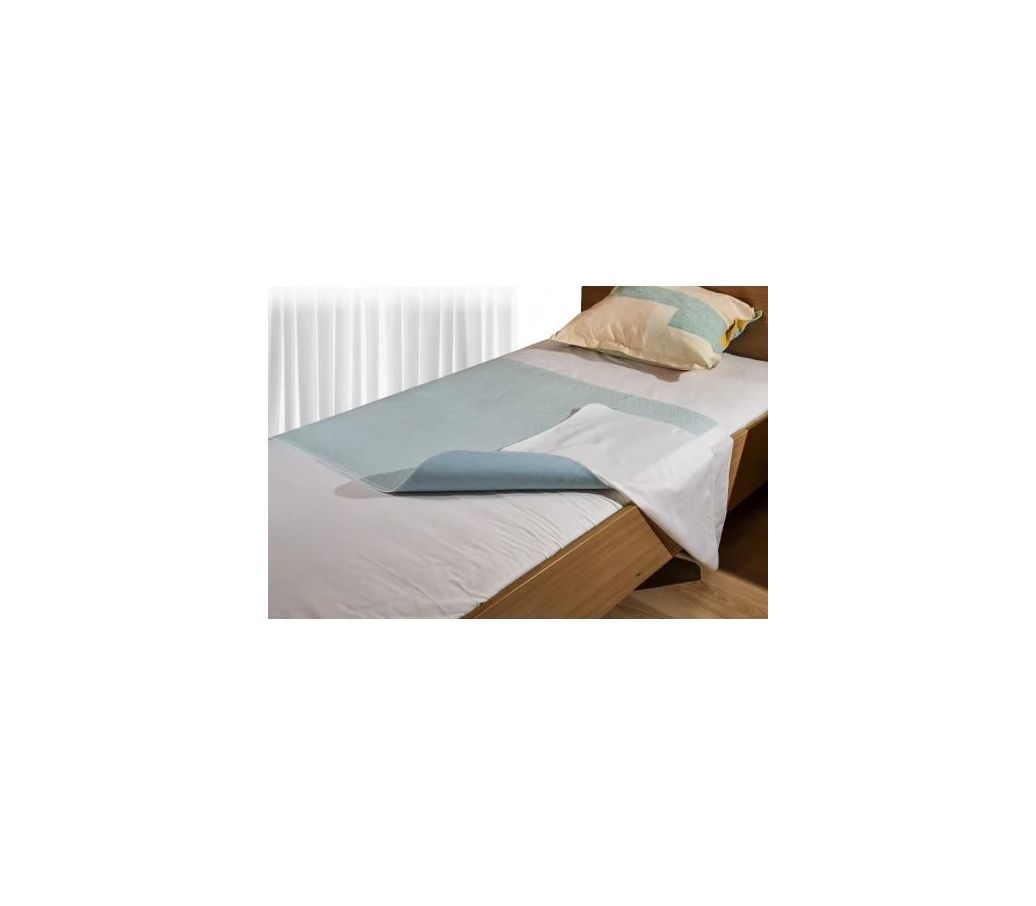 MultiMotion wasbare onderlegger met instopstroken (half omgevouwen op een matras)